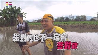 竇智孔初登場玩很大　慘摔泥巴田？！