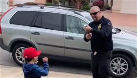 紙炮,生日,兒子,驚喜,槍,美國,下體,GG,表情,拿反,警察　圖／翻攝自YouTube 