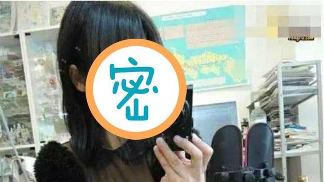 黑絲正妹萌自拍　驚洩白蕾絲＋美尻