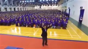 眾信徒跪地朝拜，妙禪心情愉悅到跳起來了。（圖／翻攝自爆料公社）