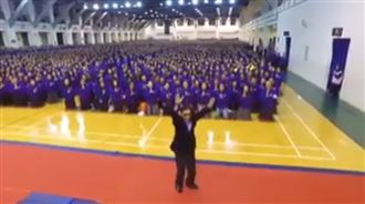 妙禪熱舞獻吻！女信徒喊：師父我愛你