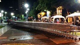 好市多推車狂丟隔壁迪卡儂　員工「推車龍」回收到崩潰！（圖／翻攝自靠北好市多）