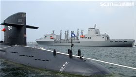 總統蔡英文在左營水星碼頭親自主持海軍106年敦睦遠航訓練支隊啟航歡送暨潛艦國造設計啟動輯合作備忘簽署儀式。（記者邱榮吉/左營拍攝）