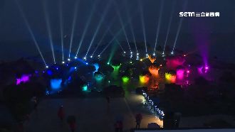 野柳奇岩「七彩炫光」！遊客冒雨參觀