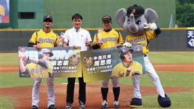 張志豪百轟、周思齊1500安表揚儀式。（圖／中信兄弟提供）