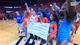 雷霆球迷投進中場投籃贏得2萬美元（圖／翻攝自推特）