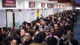 陸大學應屆畢業生薪資差距大　就業壓力更大最新統計顯示，中國大學應屆畢業生的薪資差距甚大，今年畢業將達850萬人，就業壓力更大。圖為今年2月，近萬名大學畢業生擠爆在山西太原的一場就業招聘會。（中新社提供）中央社 107年5月26日