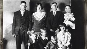 才拍全家福成遺照，兇手竟在照片裡。（圖／翻攝自YouTube）
