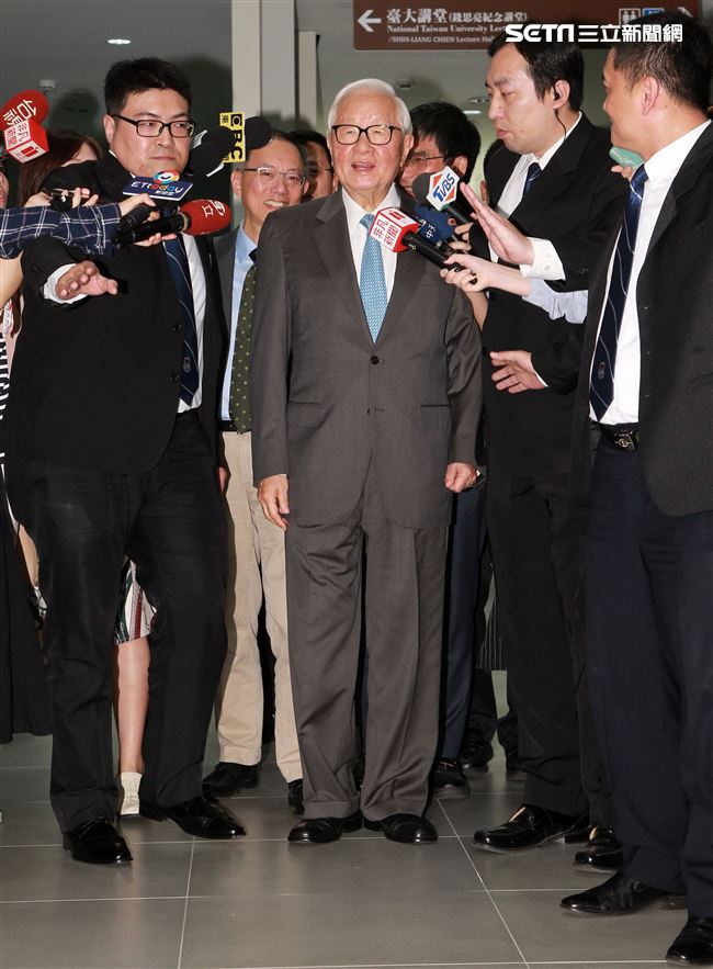 台大EMBA校友基金會前瞻講座，特別邀請張忠謀先生演講「我的經營學習｣。（記者邱榮吉/攝影）