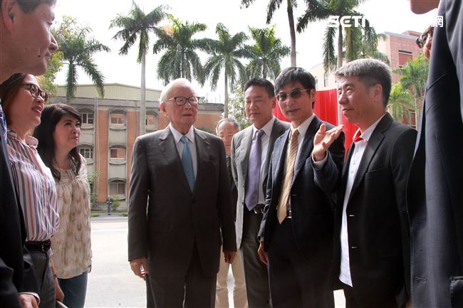 台大EMBA校友基金會前瞻講座，特別邀請張忠謀先生演講「我的經營學習｣。（記者邱榮吉/攝影）