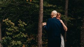 準新娘放棄婚紗照 跟癌末父拍珍貴一刻(圖/翻攝自Bonnie Turner臉書)