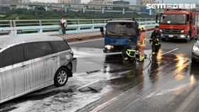 土城區城林橋往樹林方向，發生3車追撞事，豬血灑地／翻攝畫面