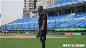 ▲Lamigo外野手Roger Bernadina（柏納帝那）在青埔球場簡單傳球。（圖／記者蕭保祥攝影）