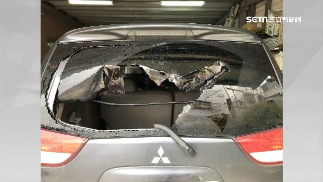 沒看過壞人？男插隊不成持球棒砸車
