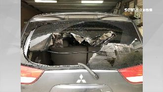 沒看過壞人？男插隊不成持球棒砸車