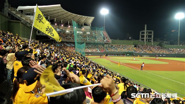 中職／象獅傳統一戰　本季首度滿場