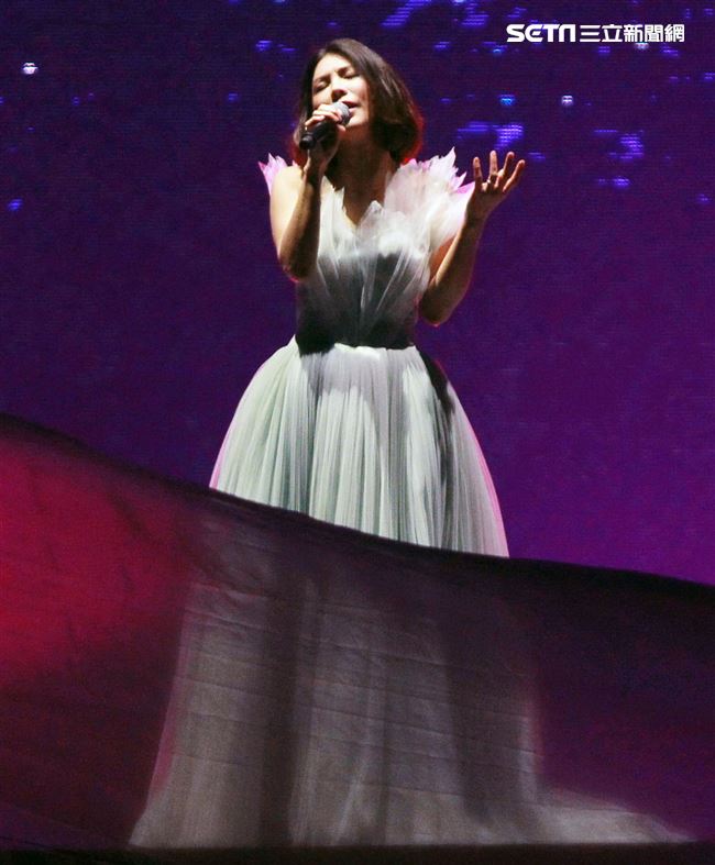 許茹芸「綻放的綻放的綻放」巡迴演唱台北小巨蛋開唱。（記者邱榮吉/攝影）