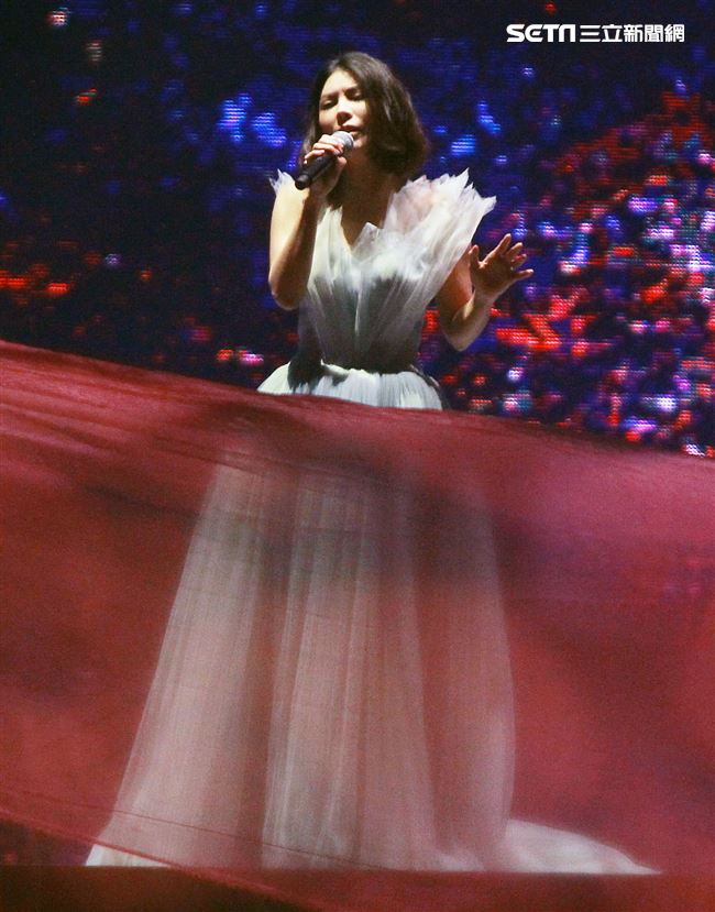 許茹芸「綻放的綻放的綻放」巡迴演唱台北小巨蛋開唱。（記者邱榮吉/攝影）