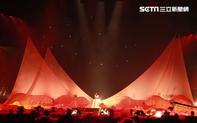 許茹芸「綻放的綻放的綻放」巡迴演唱台北小巨蛋開唱。（記者邱榮吉/攝影）