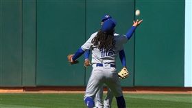 ▲藍鳥游擊手Galvis難以置信的背後徒手接殺。（圖／翻攝自美國職棒官網）
