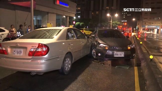 駕駛血糖過低…恍神逆向2車正面對撞
