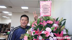 陳冠宇、李杜軒贈送花籃歡送陳江和退休。（圖／記者王怡翔攝影）