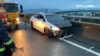 疑未繫安全帶！他撞護欄「右臂噴飛」