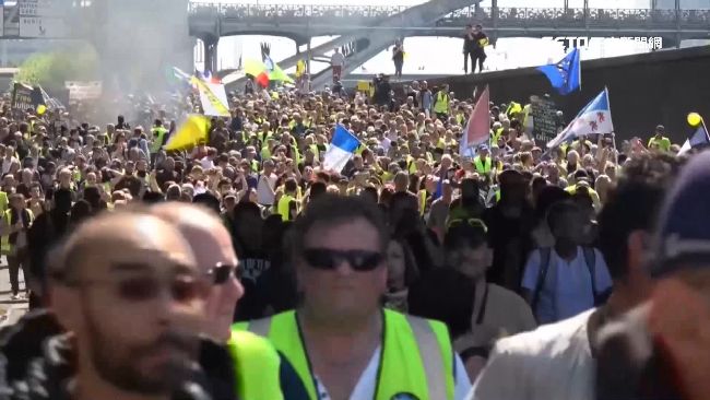 黃背心再爆衝突　巴黎街頭如戰場！