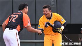 中信兄弟陳江和引退賽前開球。（圖／記者王怡翔攝影）