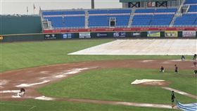 ▲工作人員賽前努力吸水希望比賽順利進行。（圖／記者劉忠杰攝影）