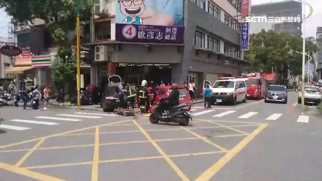 兩轎車路口對撞　險撞進市代競選總部