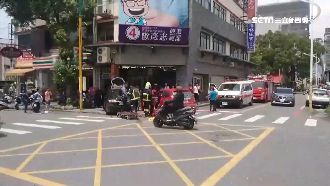 兩轎車路口對撞　險撞進市代競選總部