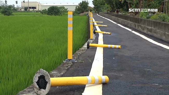 防撞桿狂風吹倒一排！竟用「膠黏的」