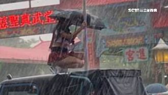 廟會遇大雨照跳！鋼管妹撐傘跳完全程