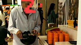 老伯用安全帽裝滿海底撈給候位客人的點心／爆廢公社