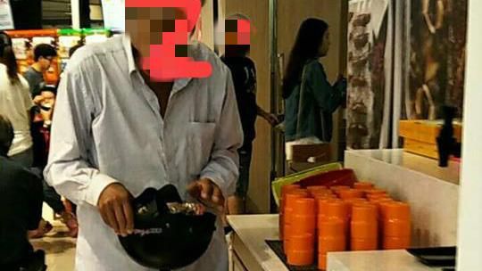 襯衫伯未消費　竟拿安全帽偷候位點心