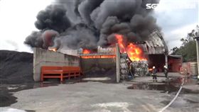 回收場突竄大火　老闆娘蹲地抱頭哭