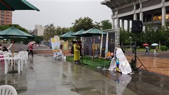 高雄市集賣菜郎冠名…還替韓立牌遮雨