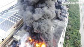 彰化線西回收場、廢棄輪胎工廠大火／翻攝畫面
