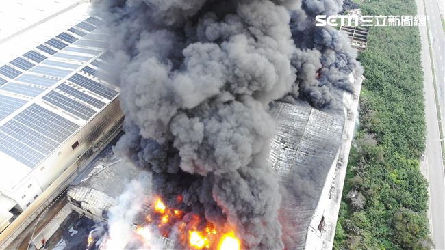 回收場大火燒16小時　上百警消累癱