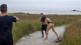 痛扁露鳥俠！巴西女外拍遇變態　勸阻不聽直接霸氣撂倒（圖／翻攝自推特）