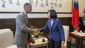 蔡英文總統22日上午接見「美國海外作戰退伍軍人協會」羅倫斯（Vincent B.J. Lawrence）總會長一行。（圖／總統府提供）