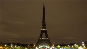 斯里蘭卡恐攻262人死亡 巴黎鐵塔熄燈致意(圖/翻攝自@LaTourEiffel Twitter)