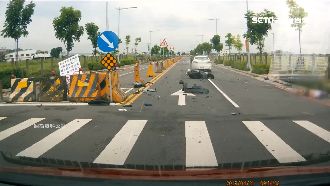 停電沒號誌！騎士遭轎車猛撞摔飛落地
