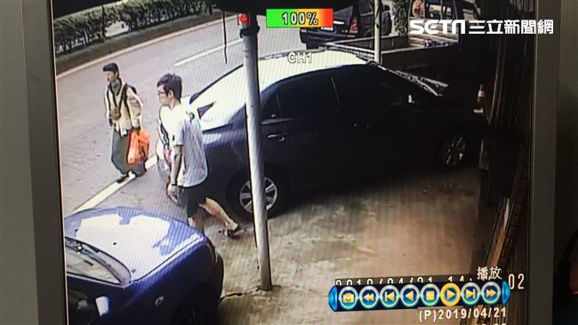 邊走邊東張西望　父淺水灣身影曝光