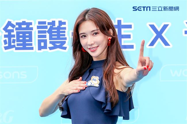 第一名模林志玲快閃出席公益活動大秀好身材。（記者林士傑/攝影）