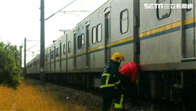 〉3211次(區間車，嘉義開往潮州，旅客30人)14:25於嘉義=南靖間東正線(K298+650)撞及一跨越路線之行人(當場死亡)，屍體影響西線致雙線不通，14:58將西線屍塊排除，西線恢復單線雙向行車，計畫由3217次接駁旅客。（圖／台鐵局提供）