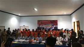 印尼逮補40電信詐騙嫌犯印尼三寶瓏移民局22日召開記者會，宣布逮補40名台灣和中國籍的電信詐騙案嫌犯。（中華民國駐印尼代表處提供）中央社記者石秀娟傳真 108年4月22日