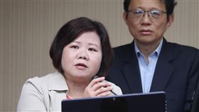 許銘春：短期內訂定勞動派遣專法有困難勞動部長許銘春（左）22日在立法院表示，針對勞動派遣的部分，因勞僱團體對派遣人數事業單位上限、負面表列使用行業別，存有滿重大的歧見，短期內要訂定勞動派遣專法會比較困難。中央社記者吳翊寧攝　108年4月22日