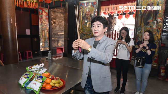 踩點郭台銘發跡廟！竟成彭華幹簽名會
